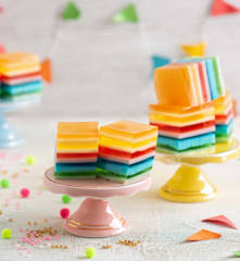 Tęczowy deser z galaretek