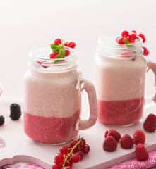 Smoothie bicolor de frutos rojos y manzana