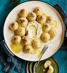 Zupfbrot mit Camembert-Kern