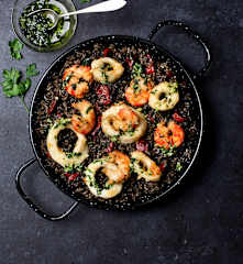 Arroz negro com lulas e camarão
