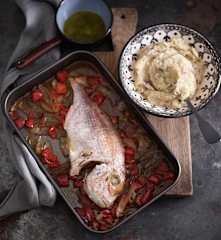 Pargo no forno à portuguesa com puré de cherovia e feijão