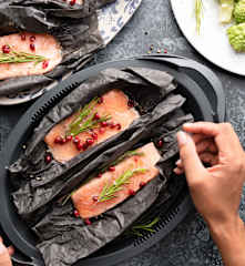 Salmão com couve-romanesca, molho de laranja e romã