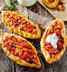 Pide mit Gemüsefüllung und Dip