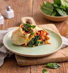 Wrap z serka wiejskiego z kurczakiem i warzywami (low carb)