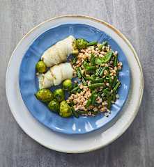 Farro, involtini di branzino e cavoletti di Bruxelles