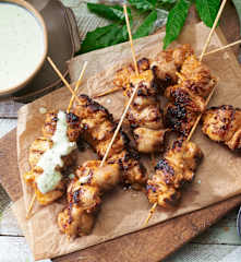 Brochetas de pollo con aliño de yogur y kiwi