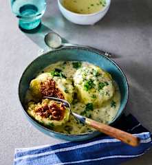 Hefe-Hackfleisch-Knödel mit Käsesauce
