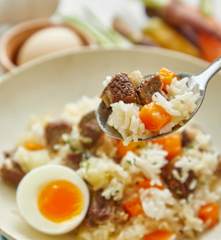 牛肉烩饭配溏心蛋