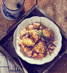 Kräuter-Speck-Knödel in Pilzsauce