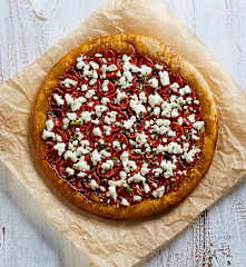 Tart tatin con pomodori e formaggio fresco