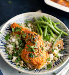 Quinoa al azafrán con pollo al horno en salsa de pimiento rojo y tomate