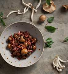 Pilze und Speckwürfel anbraten