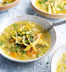Sopa de verduras con fideos de omelette