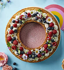 Bundt Cake ai fiori e frutti di bosco