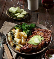 Steki z masłem ziołowym, ziemniakami i brokułami