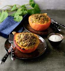 Vegetarisch gefüllte Hokkaidos aus dem Ofen