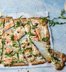 Pizza alsaciana con salmón, champiñón y rúcula