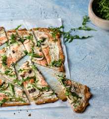 Leinsamen-Flammkuchen mit Lachs und Champignons