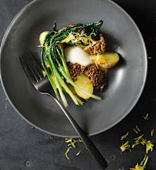 Grilované kačenky, vejce, omáčka z medvědího česneku, nové brambory