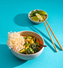 Zupa Khao soi z tofu, brokułem i prażynkami z makaronu ryżowego