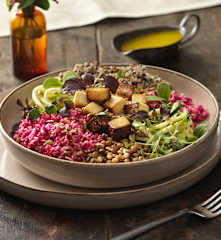Bunte Quinoa Bowl mit rotem Karfiolreis