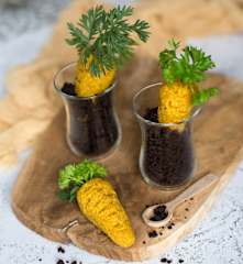 Marchewki w jadalnej ziemi