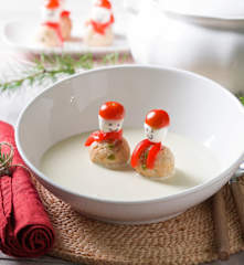 Crema de almendras con albóndigas muñeco de nieve
