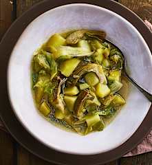 Zuppa di patate novelle, carciofi e scarola
