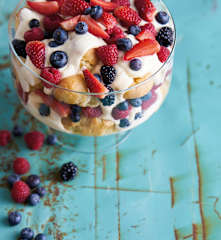 Trifle de choux com frutos vermelhos