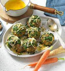 Schwarzbrotknödel mit Käse und Wurzelgemüse