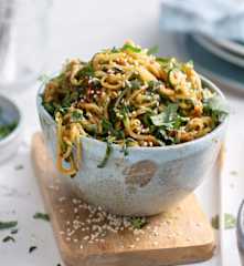 Insalata fredda di spaghetti di cetrioli alla coreana