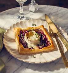 Blätterteig-Tartes mit roten Zwiebeln und Ziegenkäse