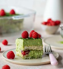 Matchamisu s malinami