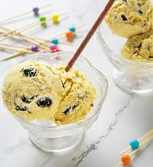 朗姆黑加仑冰激凌