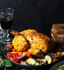 果酒烤鸡配蔬菜