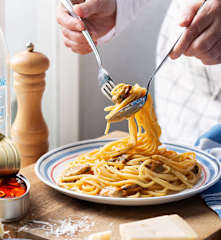 Espaguetis a la carbonara con mejillones