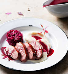 Στήθος πάπιας, κόκκινο λάχανο και σελινόριζα