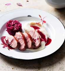 Piersi z kaczki (sous-vide, z osłoną noża miksującego) z kiszoną czerwoną kapustą i purée z selera