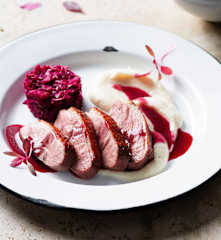 Petti d'anatra Sottovuoto con cavolo rosso e purè di sedano rapa