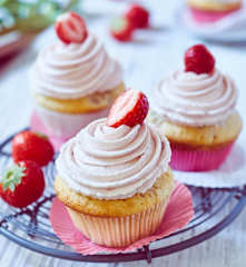 Erdbeer-Rhabarber-Cupcakes