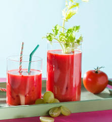 Zumo de tomate con uvas y miel