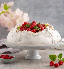 Pavlova z kremem kawowym i malinami