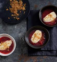 Cheesecake con crema de vainilla y fresas deconstruído