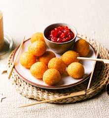 Bolitas de queso con confitura de pimientos