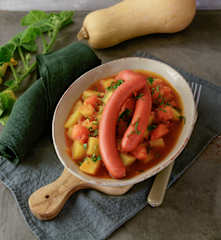 Kürbis-Erdäpfel-Gulasch mit Würstel