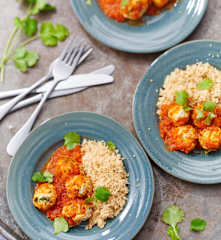Tajine de boulettes de poulet, sauce tomate épicée