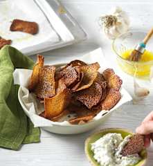 Brotchips mit Knoblauchmarinade
