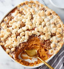 Cazuela dulce de camote, nuez y malvaviscos al horno (Pelar)