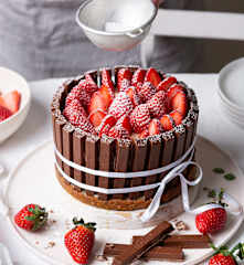 Tarta de crema de galletas caramelizadas y fresas