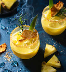 Cóctel dorado de piña